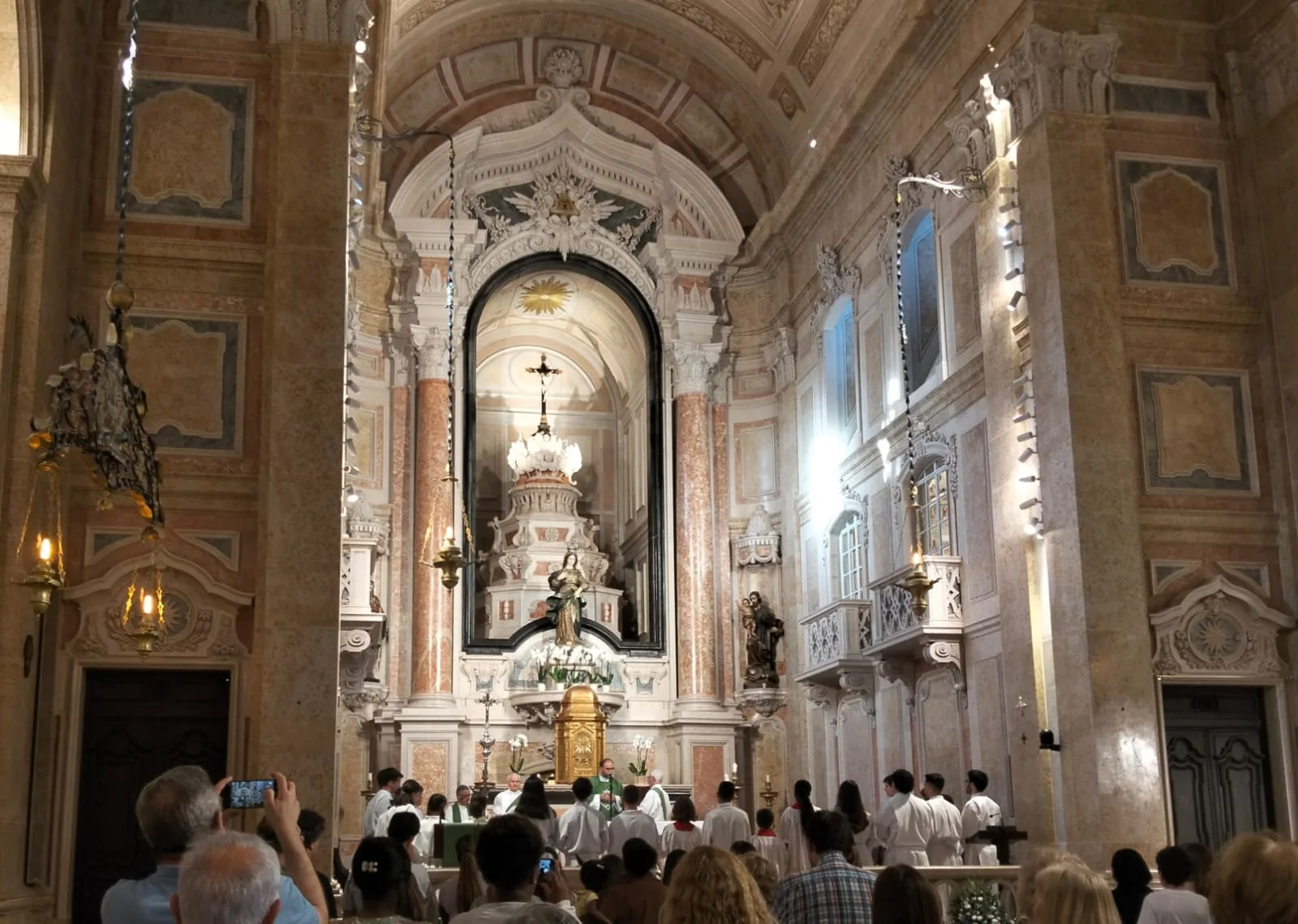 Celebração na Igreja de Nossa Senhora do Amparo